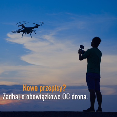 Mężczyzna sterujący dronem na otwartej przestrzeni o zachodzie słońca.