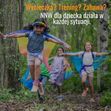 Dzieci biegnące po lesie podczas zabawy – grafika promująca ubezpieczenie NNW dla dziecka.