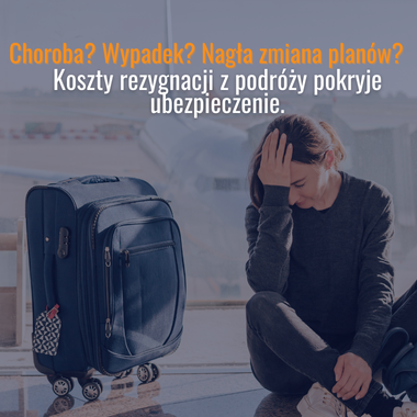 Kobieta siedząca na podłodze lotniska obok walizki, trzymająca głowę z powodu odwołanej lub opóźnionej podróży.